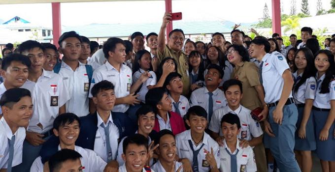 Gubernur OLLY DONDOKAMBEY Meninjau Pelaksanaan Ujian Akhir 'Jaman Now' di SMAN 3 Binsus Tondano