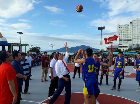 Wali Kota Vicky Lumentut melempar bola pertama membuka lomba.