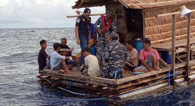 Tim EFQR saat mengamankan delapan WNF tanpa dokumen resmi