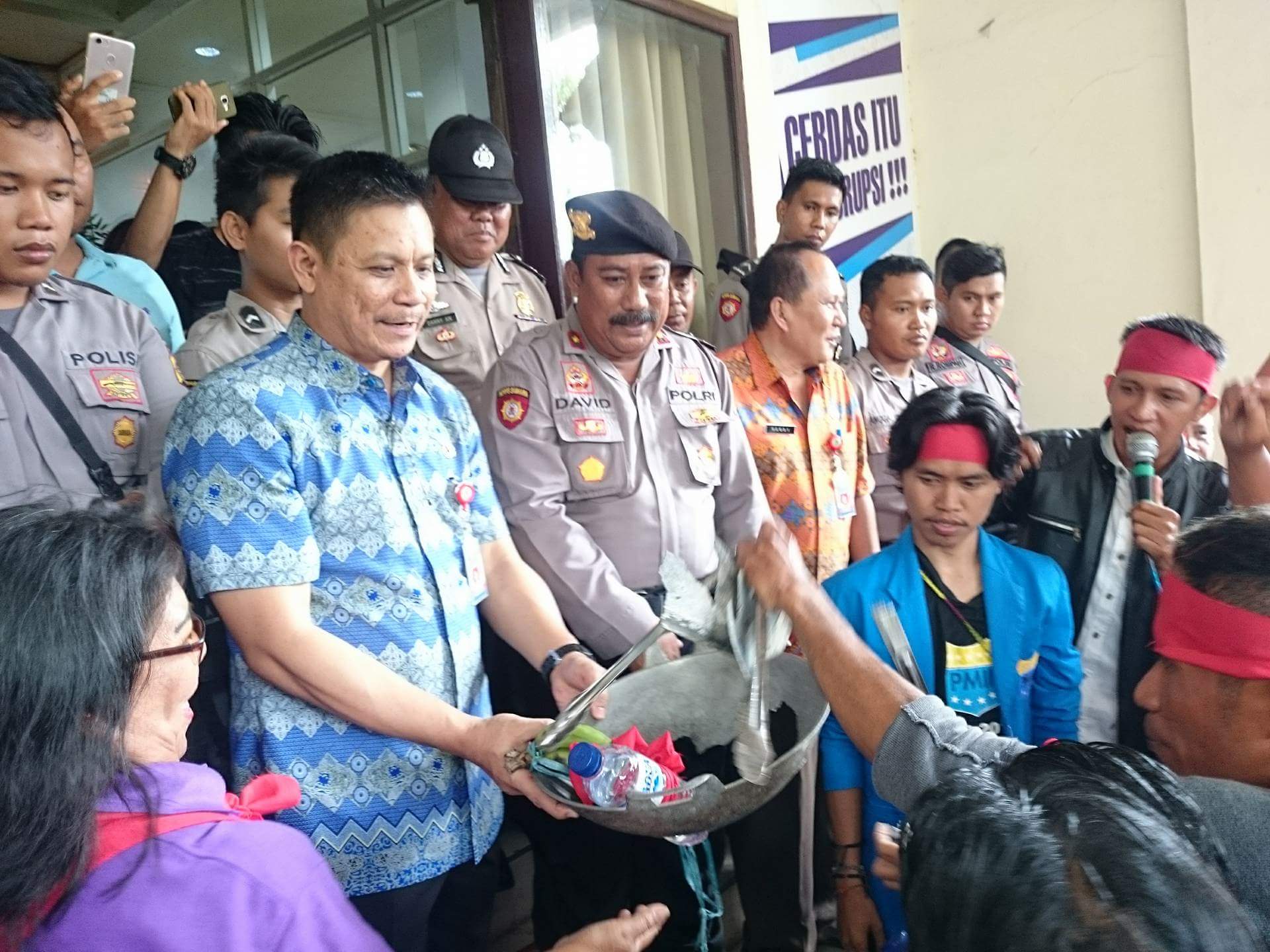 Tidak Diterima Anggota DPRD, Pedagang Serahkan Belanga Bocor ke Sekwan