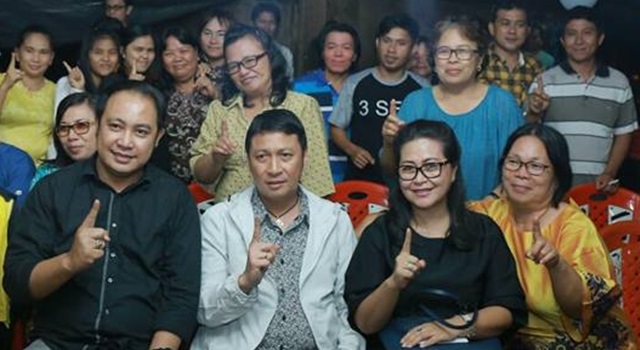 Ivan Sarundajang dan Careig Naichel Runtu bersama warga.(Foto : IST)