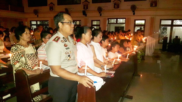 Kapolres Minsel Ibadah di Gereja Katolik Kebangkitan Kristus Amurang