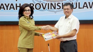 Bupati TETTY PARUNTU Serahkan Laporan Keuangan 2017 Minsel ke BPK