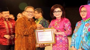 Bupati TETTY PARUNTU Terima Penghargaan Dari PUSPAYOGA, Menteri Koperasi dan UKM