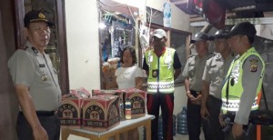 Polsek Airmadidi Sita Ratusan Botol Miras
