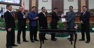 Paripurna Dipimpin ANDREI ANGOUW, Pansus LKPJ Rekomendasikan Peningkatan Pendapatan dari Retribusi Taxi Online