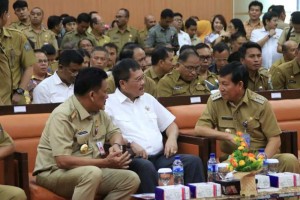 Bersama GUBERNUR OLLY DONDOKAMBEY, WALI KOTA VICKY LUMENTUT Serahkan LKPD Manado