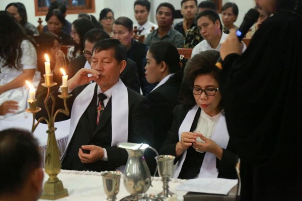 Wali Kota Vicky Lumentut dan Ibu Paula Runtuwene saat ambil bagian dalam perjamuan.
