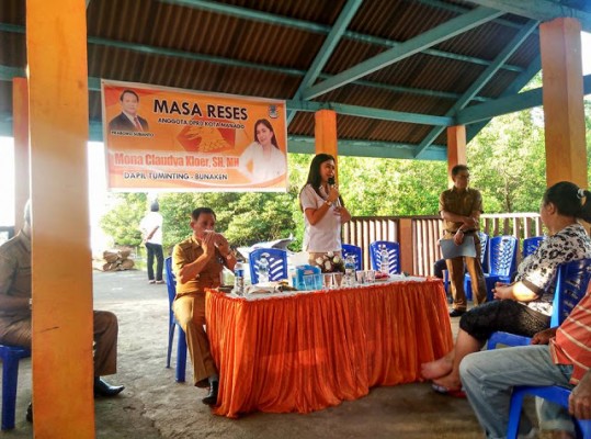Mona Kloer saat menanggapi usuluan warga.