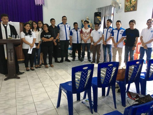 DPC GAMKI Manado bersama panitia Dies Natalis menyanyikan lagu rohani Hidup Ini Adalah Kesempatan 