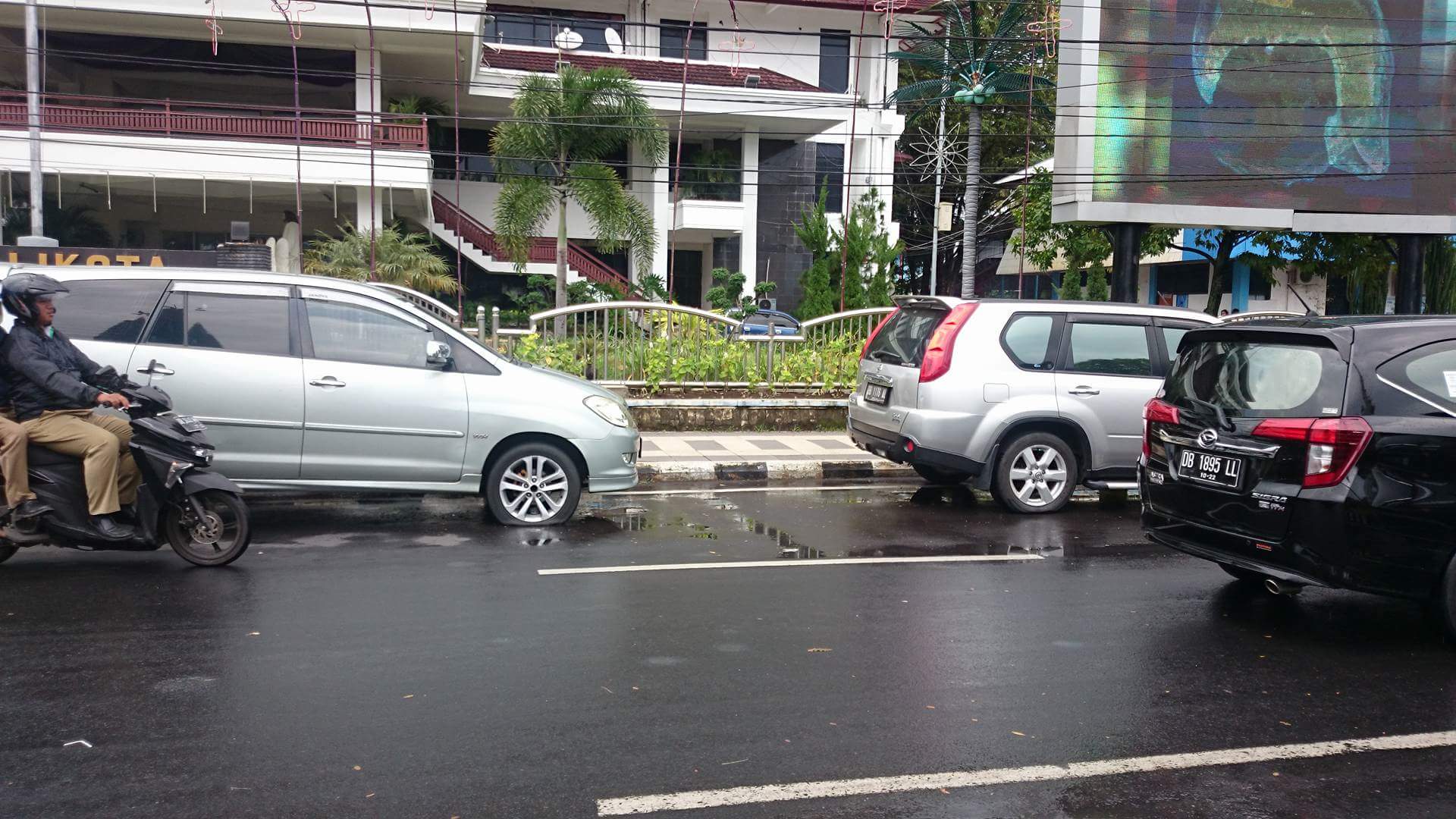 Parkir Depan Kantor Wali Kota, Dishub Manado Kempeskan Ban Mobil
