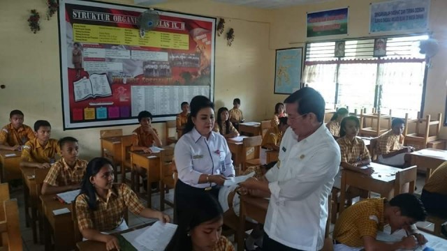 Wali Kota Manado, Vicky Lumentut bersama Kadis Pendidikan Manado membagikan soal ujian kepada siswa-siswi SMP N 3 Manado 