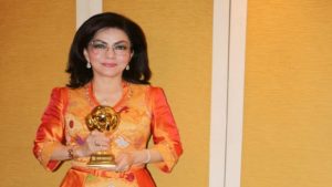 Bupati TETTY PARUNTU Terima UHC Award Dari Presiden JOKO WIDODO