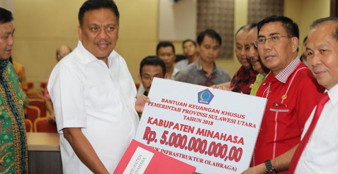Gubernur OLLY DONDOKAMBEY Serahkan Dana Hibah