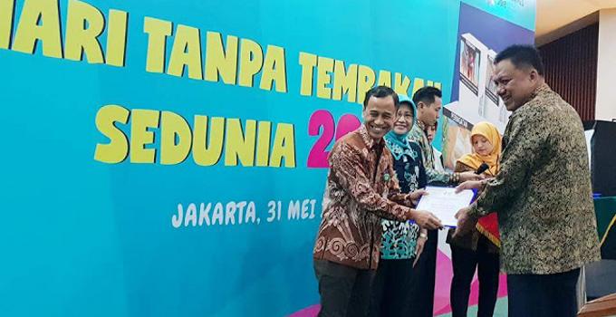 Gubernur OLLY DONDOKAMBEY Terima Penghargaan di Hari Tanpa Tembakau se-Dunia