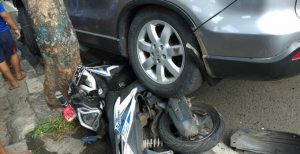 Pengendara Diduga Mengantuk, Honda CRV Tabrak Mikrolet dan Lindas 3 Sepeda Motor