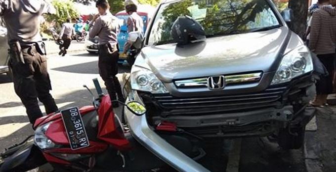 Pengendara Diduga Mengantuk, Honda CRV Tabrak Mikrolet dan Lindas 3 Sepeda Motor