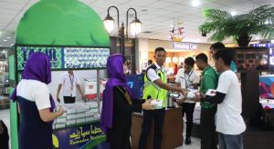 Bandara Sam Ratulangi Bagi Makanan Untuk Takjil Gratis Bagi Calon Penumpang
