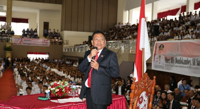 Pecahkan Rekor, OLLY DONDOKAMBEY Mengajar 10.000 Siswa dengan Gaya Zaman Now