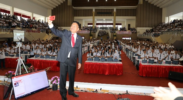 Pecahkan Rekor, OLLY DONDOKAMBEY Mengajar 10.000 Siswa dengan Gaya Zaman Now