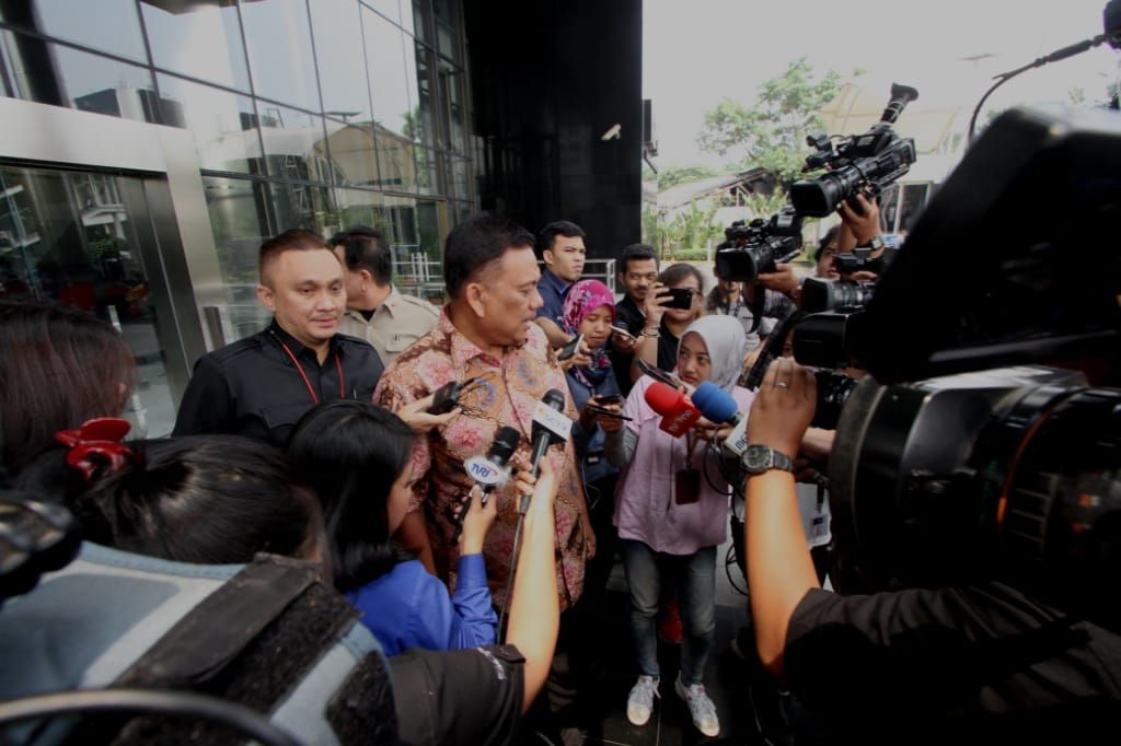 Usai Penuhi Undangan KPK, OLLY DONDOKAMBEY Keluar Ruangan Sambil Tersenyum