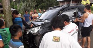 Toyota Rush Tabrak Tiang Listrik di Rumengkor
