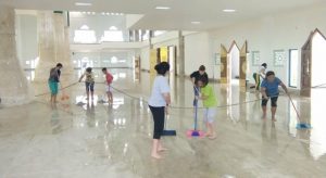 Mengagumkan !!! Umat Katolik Kotamobagu Bersih-bersih Masjid Raya Baitul Makmur