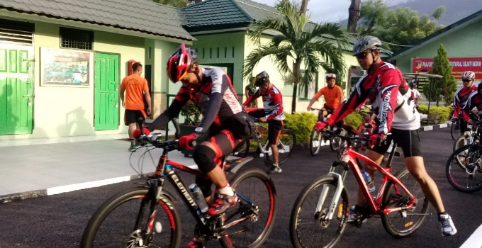 Seru !!! Dandim KUSNANDAR HIDAYAT Bersepeda Santai Keliling Bitung-Minut