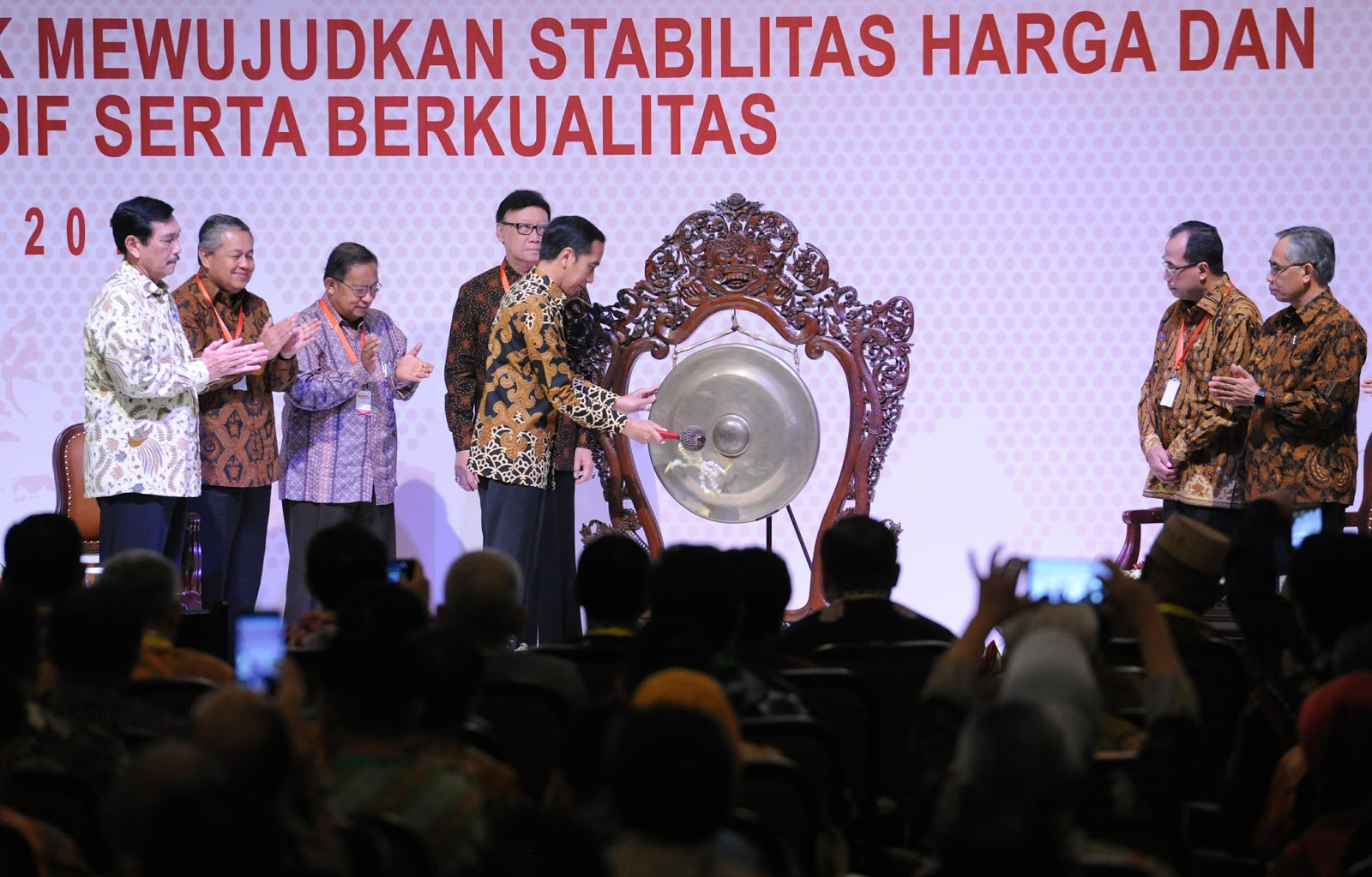 Presiden JOKO WIDODO Apresiasi OLLY DONDOKAMBEY