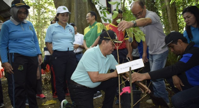 Tanam Pohon Pakoba, Wali Kota Bitung Ingatkan Fungsi Hutan