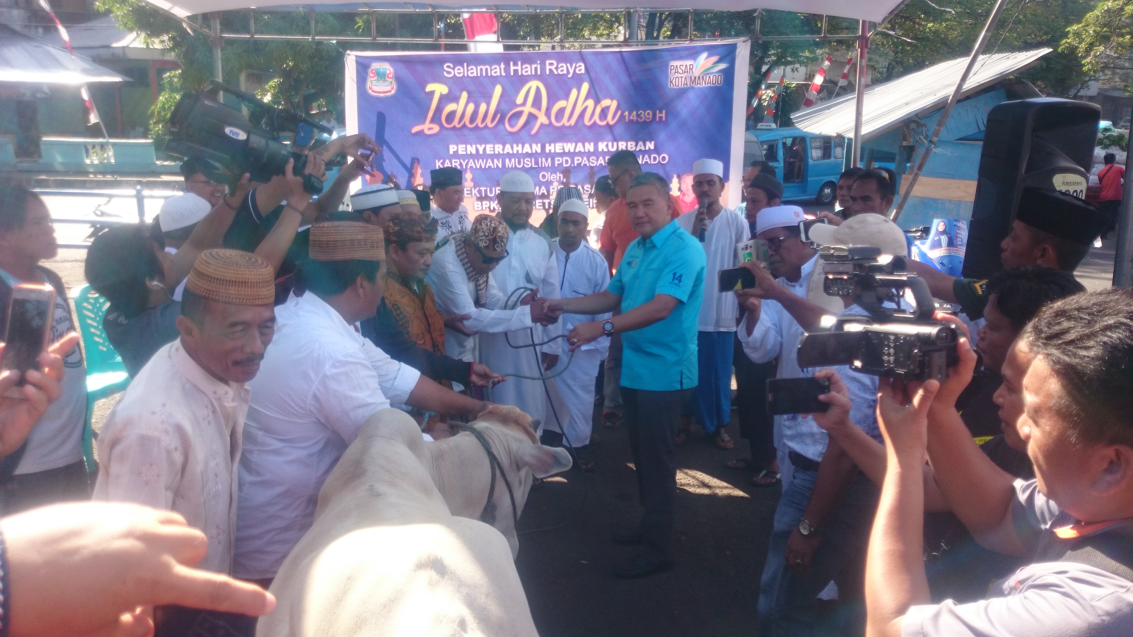 Idul Adha 1439 Hijriah, PD Pasar Manado Serahkan 1 Sapi Qurban ke Pedagang