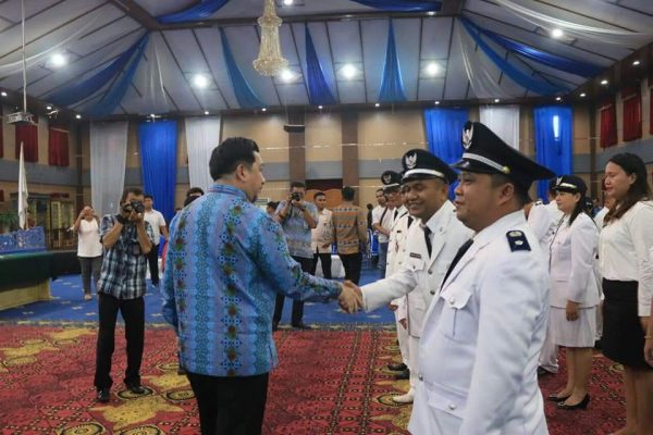 Lantik 27 Lurah dan 3 Direktur PD Pasar, Ini Pesan Wakil Wali Kota Manado