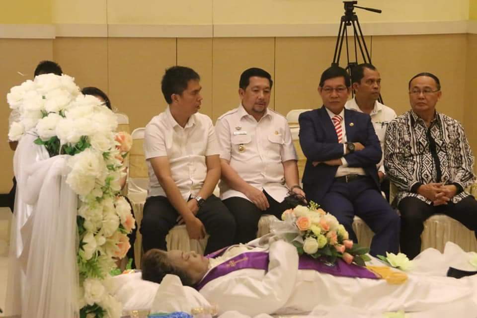 VICKY LUMENTUT dan MOR BASTIAAN Melayat Jenazah Gembala GPdI Tikala