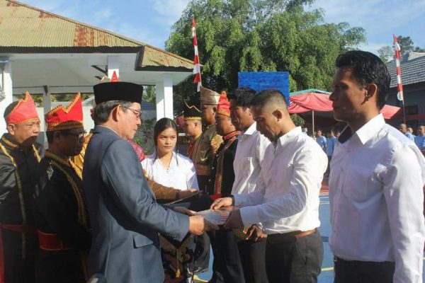 VICKY LUMENTUT Serahkan SK Remisi Kepada 39 Napi Rutan Malendeng 8 VICKY LUMENTUT Serahkan SK Remisi Kepada 39 Napi Rutan Malendeng