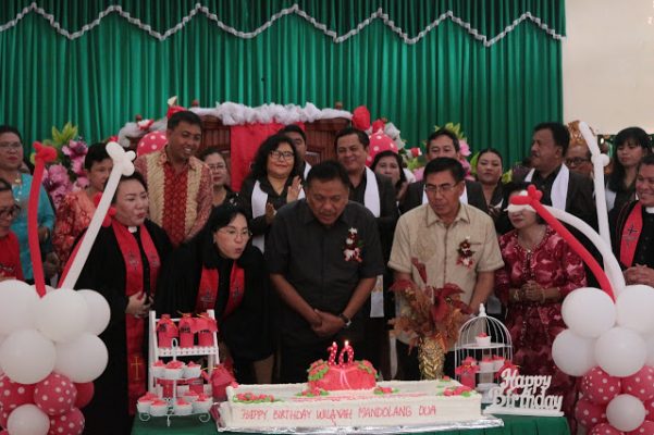 Diresmikan OLLY DONDOKAMBEY, Kantor Desa Lebih Bagus dari Kantor Camat