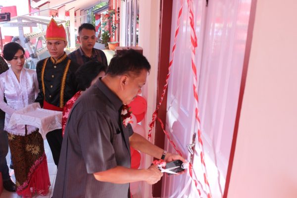Diresmikan OLLY DONDOKAMBEY, Kantor Desa Lebih Bagus dari Kantor Camat
