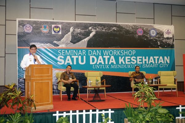 Workshop dan Seminar Dibuka Walikota VICKY LUMENTUT