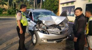 ‘Ngantuk’, Daihatzu Xenia Cium Truk di Desa Tawaang Minsel