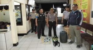 Gelar Ops Cipkon, Puluhan Botol Miras Diamankan Polsek Amurang