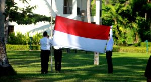 Turis Asing Turut Hadiri Upacara Bendera di Mercure Manado Tateli Resort and Convention, Ada Potong Tumpeng