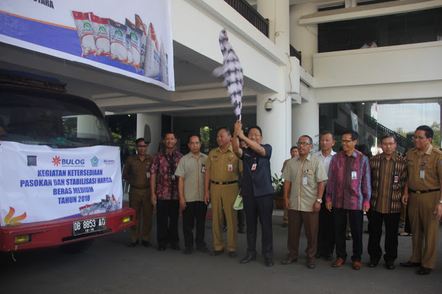 Sekprov EDWIN SILANGEN Lepas Kendaraan Pengangkut Barang