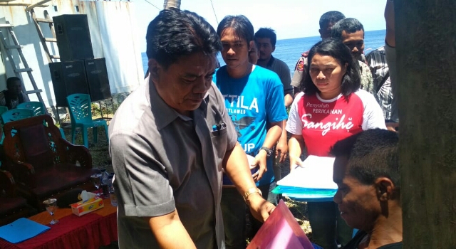 Bupati Jabes Gaghana Serahkan Bantuan Pamo Bagi Masyarakat Kendahe