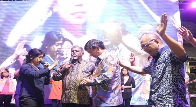 Rangkaian Manado Fiesta Ditutup KKR, Vicky Lumentut Didoakan Pendeta