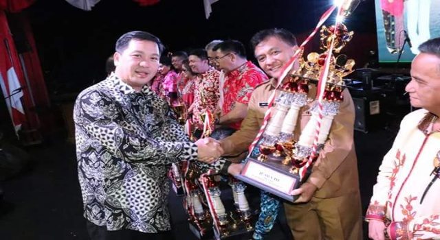Wakili Vicky Lumentut, Bart Assa Terima Penghargaan Untuk Manado
