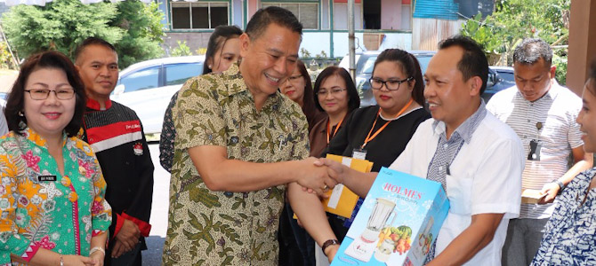 Pemkot Tomohon Serahkan Bantuan Pengembangan Sarana Pemasaran Produk UMKM 9 Pemkot Tomohon Serahkan Bantuan Pengembangan Sarana Pemasaran Produk UMKM
