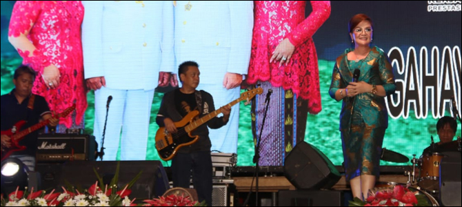 Hadiri Pembukaan Pameran Pembangunan, Syerly Sompotan Lantunkan Cuma Ngana di Hati 10 Hadiri Pembukaan Pameran Pembangunan, Syerly Sompotan Lantunkan Cuma Ngana di Hati