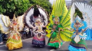 Penampilan Empat Wanita di Karnaval Fisco Ini Jadi Pusat Perhatian Warga