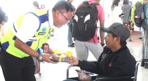 Managemen PT Angkasa Pura I Bandara Sam Ratulangi Bagikan Coklat dan Souvenir Gratis
