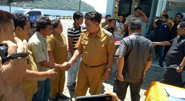 Bupati Jabes Gaghana Serahkan Bantuan Pamboat Bagi Nelayan dan Resmikan Sentra Kuliner