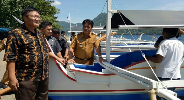 Bupati Jabes Gaghana Serahkan Bantuan Pamboat Bagi Nelayan dan Resmikan Sentra Kuliner